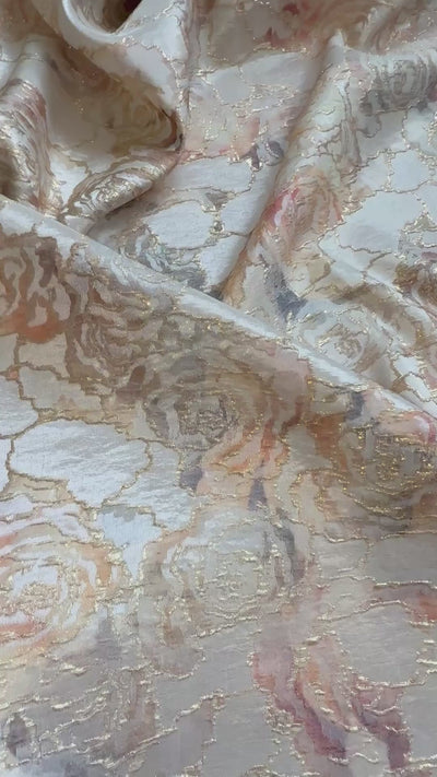 Luxe soepelvallende champagne brokaat stof met een rozenprint in lichtzalm, crème, grijze en blauwe tinten. Perfect voor Marokkaanse kleding zoals takshita's en caftans.