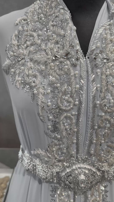 Video van licht grijze caftan of takshita stof met zilveren borduursel, steentjes en parels