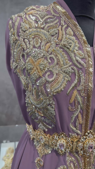 Video van mauve roze crêpe stof voor takshita waarin de gouden bewerking en de valling van de stof zichtbaar zijn.