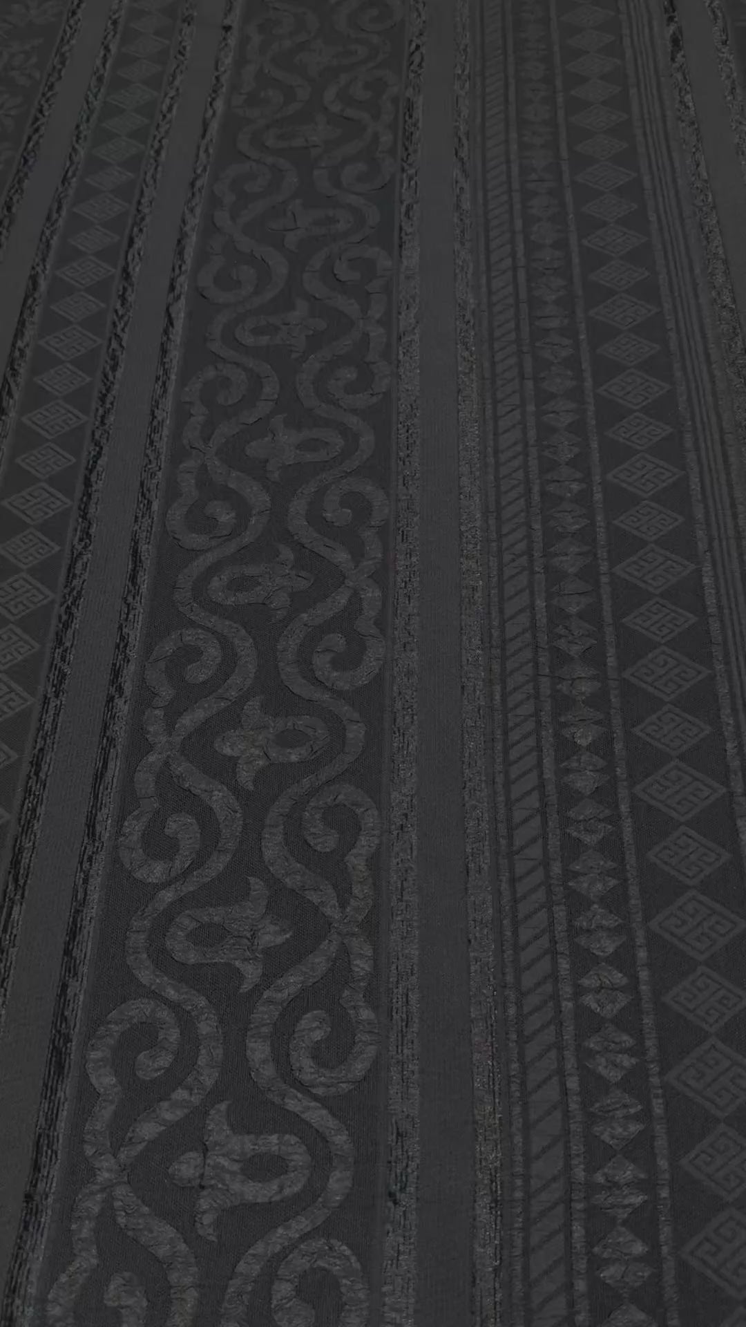 Zwarte Marokkaanse jacquard stof met ingeweven verticale banen en klassieke patronen voor djellaba's.