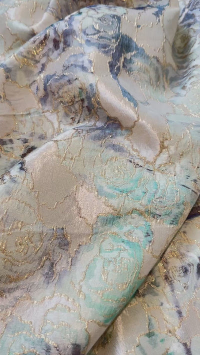 Luxe soepelvallende champagne brokaat stof met een rozenprint in ijsblauw en turquoise. Perfect voor Marokkaanse kleding zoals takshita's en caftans.
