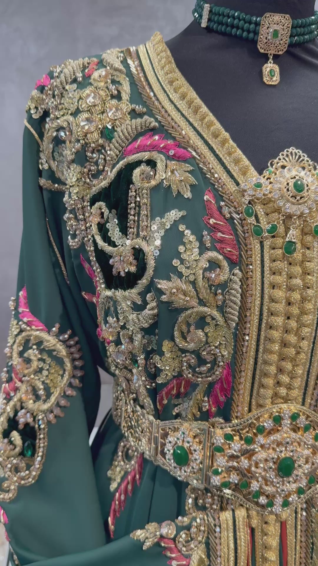 Luxe kant-en-klare Marokkaanse takshita in donkergroen met gouden sfifa, perfect voor bruiloften en feestelijke gelegenheden.