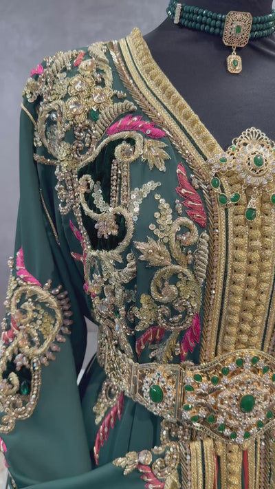 Luxe kant-en-klare Marokkaanse takshita in donkergroen met gouden sfifa, perfect voor bruiloften en feestelijke gelegenheden.