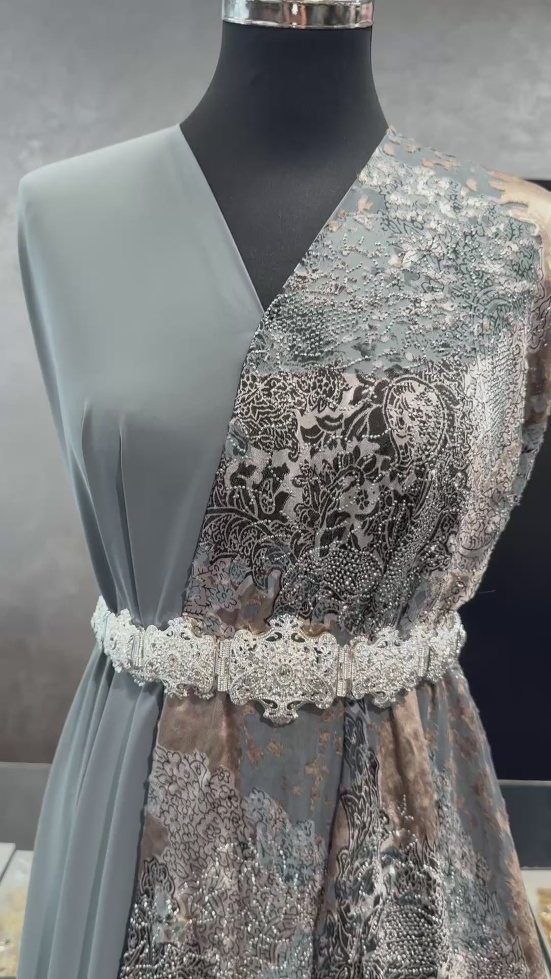 Luxe velvet tlija stof in grijs met zilverkleurige steentjes en lichtbruine accenten voor takshita en caftan.