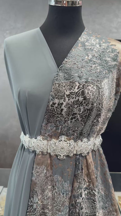 Luxe velvet tlija stof in grijs met zilverkleurige steentjes en lichtbruine accenten voor takshita en caftan.