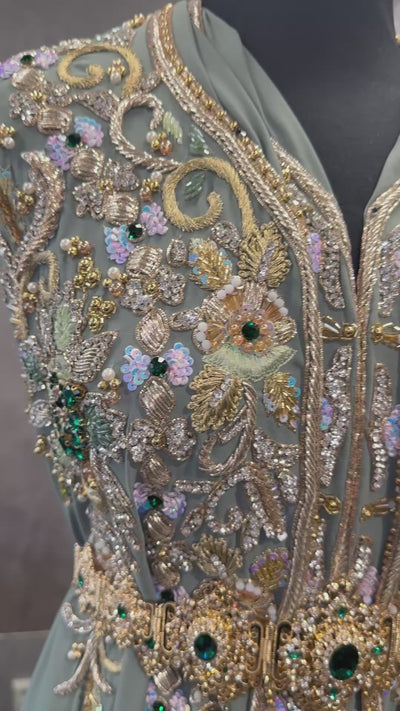 Video van soepelvallende vintage mintgroene crêpe takshita stof met goud- en groen borduurwerk en smaragdgroene stenen in beweging.