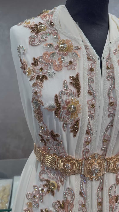 Creme caftan-stof met bewerkte boven- en onderstof, geschikt voor traditionele caftans en takshita’s.