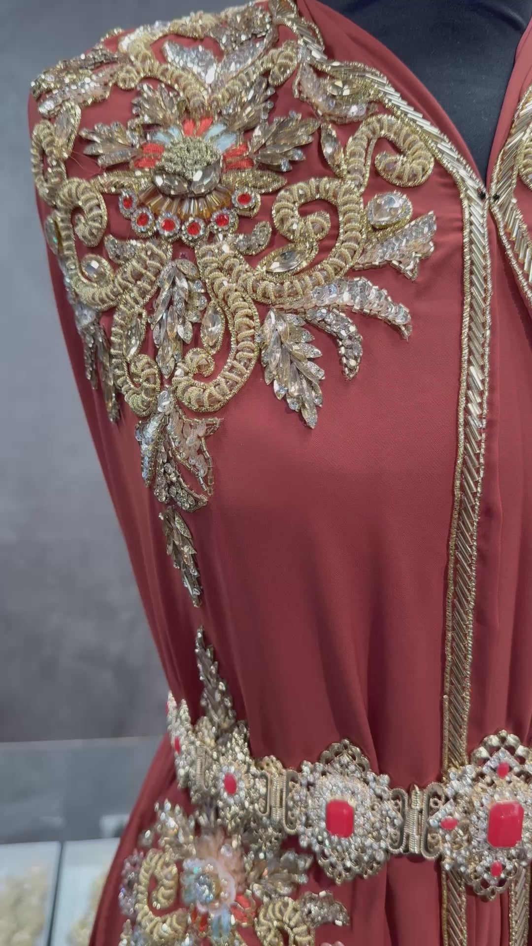 Video van terra caftan of takshita stof van crepe kwaliteit met luxe decoratieve afwerking.
