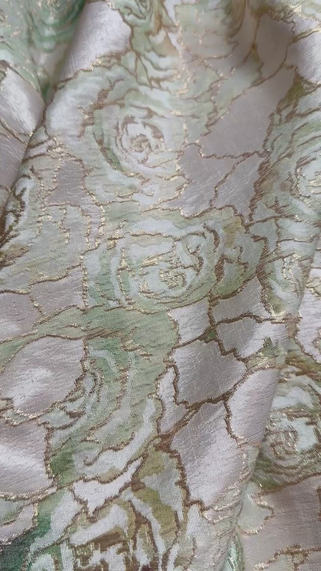 Luxe soepelvallende champagne brokaat stof met een rozenprint in verschillende tinten mintgroen. Perfect voor Marokkaanse kleding zoals takshita's en caftans.
