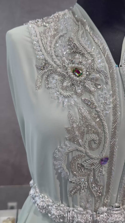 Mintgroene crêpe caftan stof met zilveren bewerking en parels.