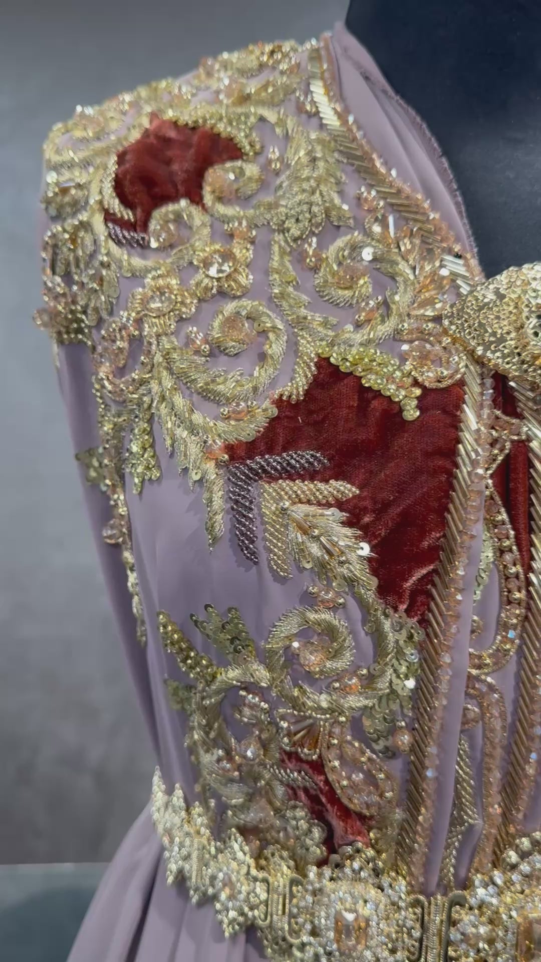 Taupe crêpe takshita stof met goud borduurwerk en velvet applicaties video