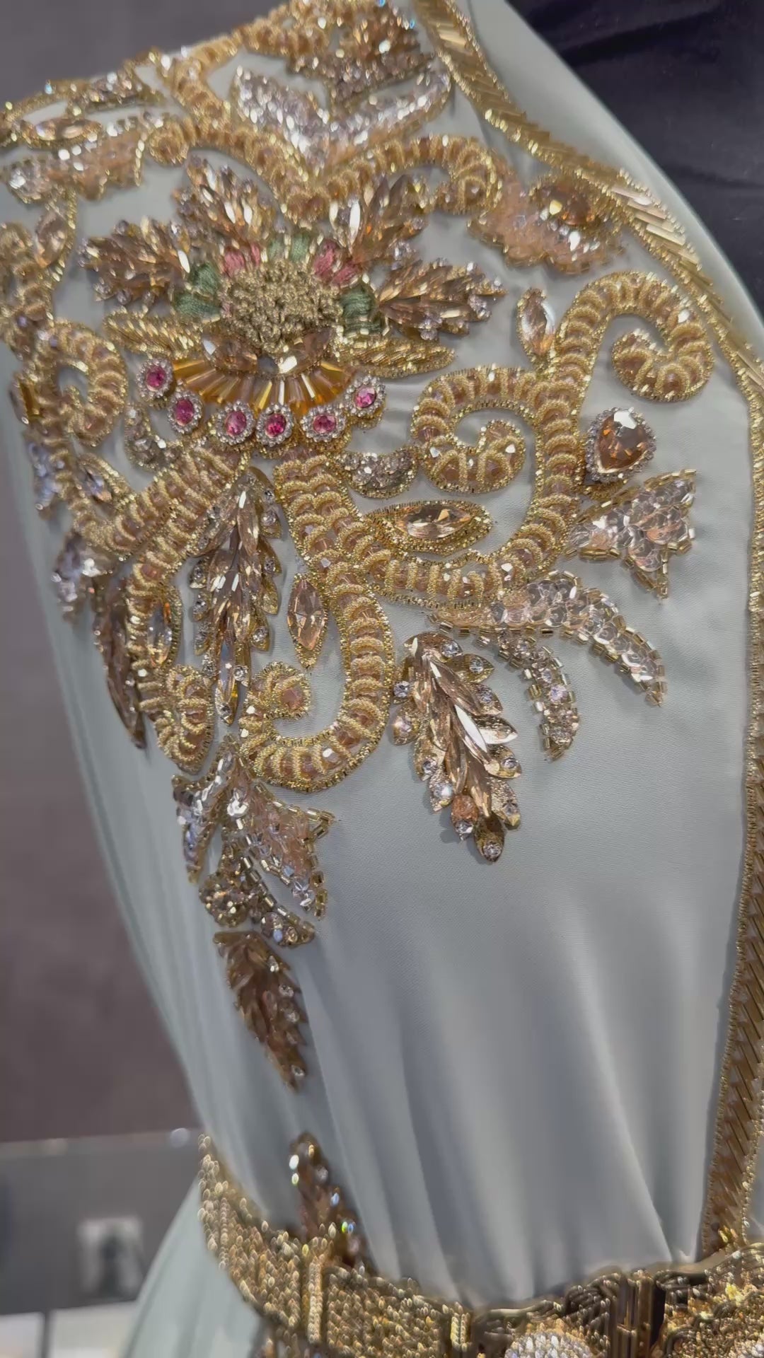 Video van mintgroene caftan of takshita stof met gouden bewerking, versierd met kraaltjes en steentjes