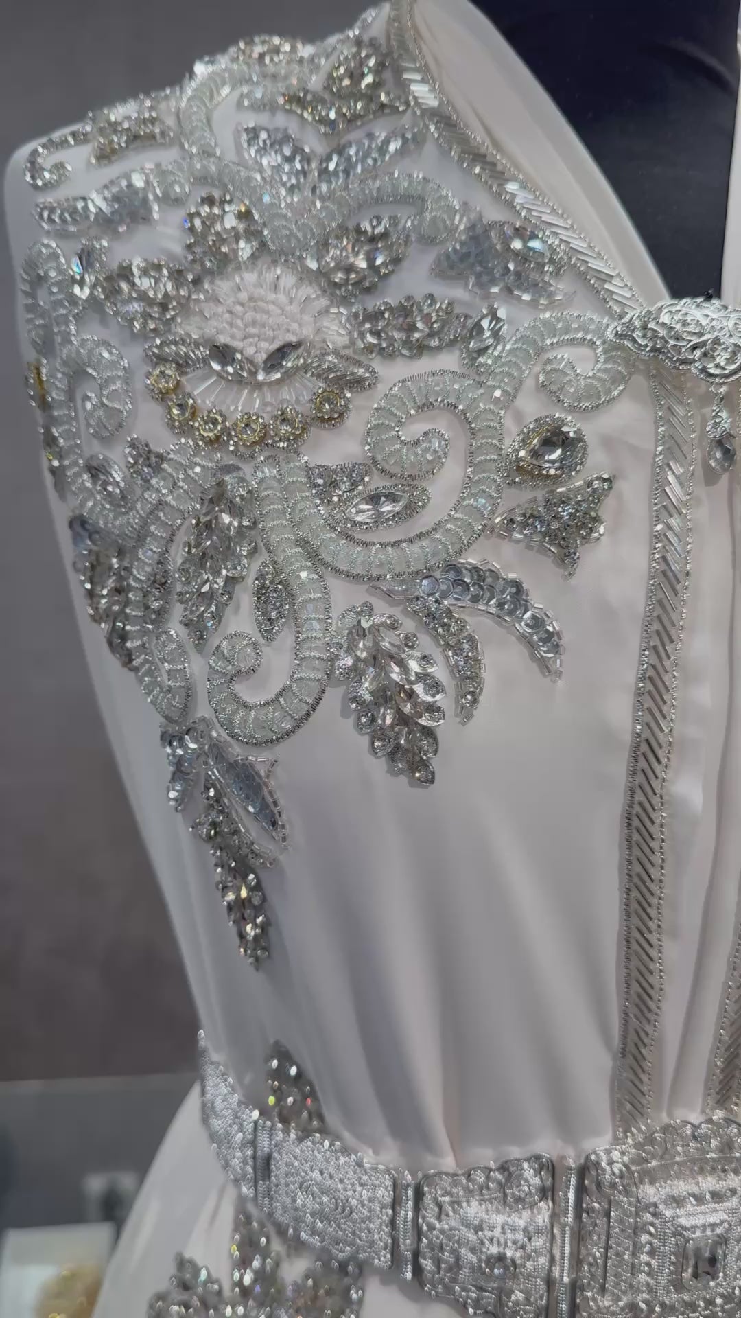 Video van crème caftan of takshita stof met zilveren bewerking, ideaal voor handvragen en verloving