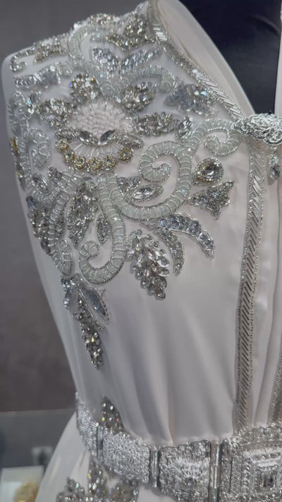 Video van crème caftan of takshita stof met zilveren bewerking, ideaal voor handvragen en verloving