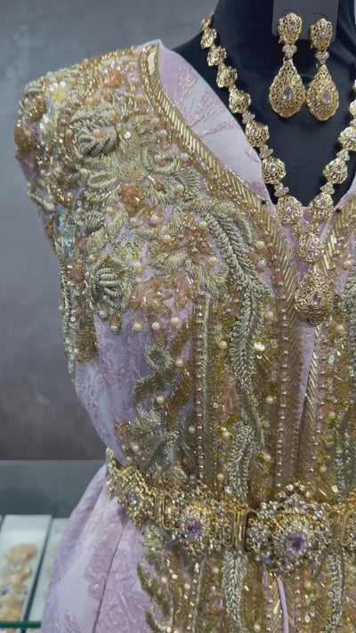 Video van lila roze brocard takshita stof van crepe kwaliteit, bewerkt met gouden borduurwerk, fonkelende kralen en stenen. De onderstof is lila roze crepe.