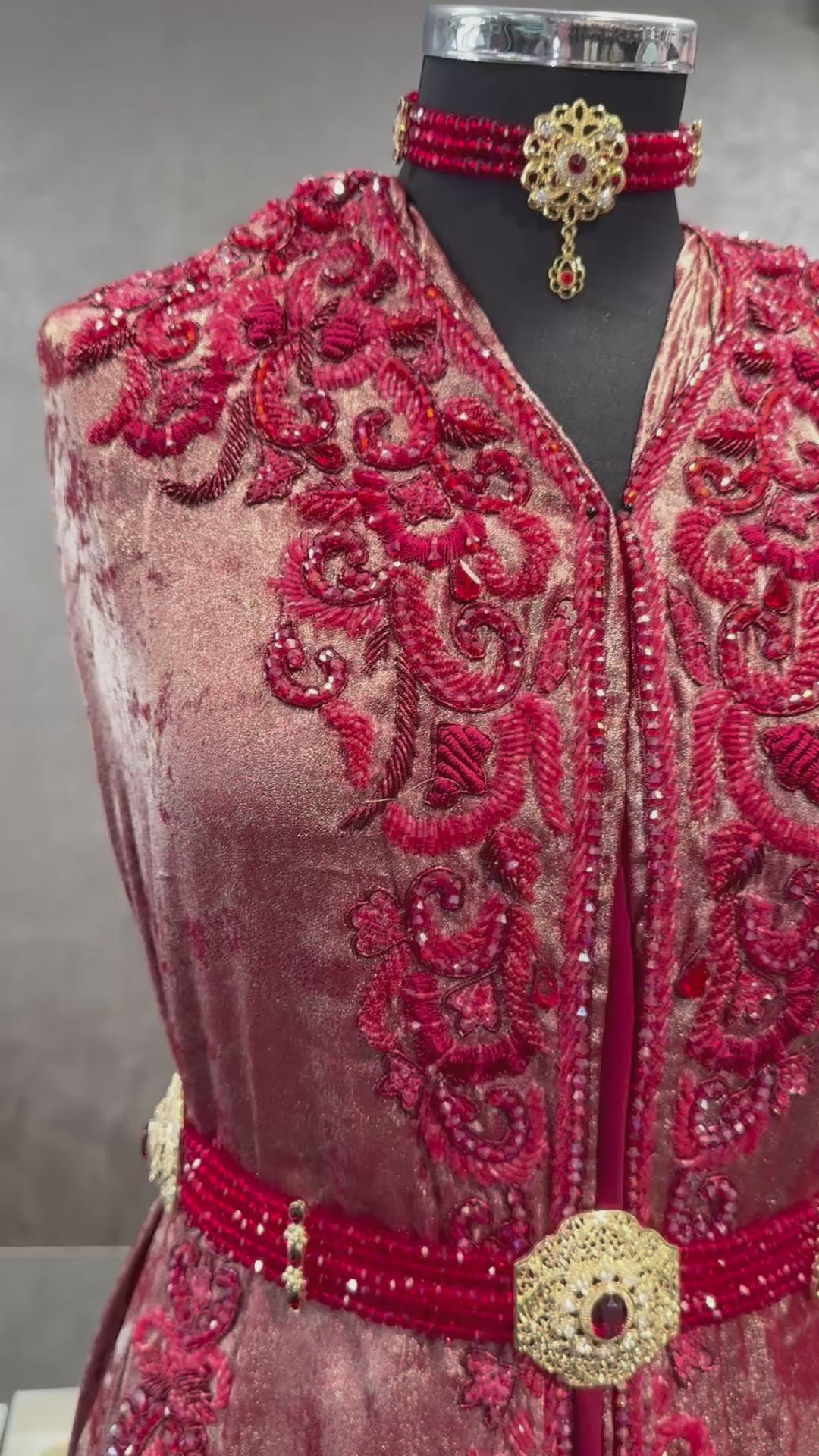 Bordeaux Jakoet caftan stof met bordeauxkleurige kralen.