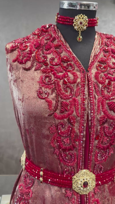 Bordeaux Jakoet caftan stof met bordeauxkleurige kralen.