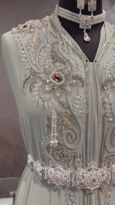 Caftan of takshita stof mintgroen met zilveren bewerking.