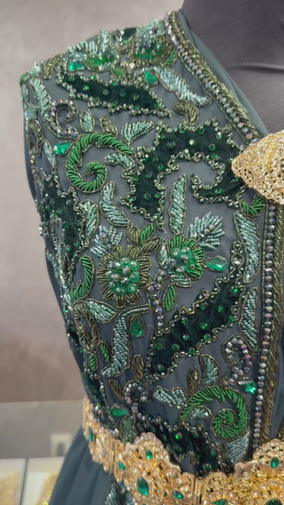 Video van donker smaragdgroene crêpe stof voor takshita waarin de valling, structuur en tone-sur-tone afwerking zichtbaar zijn.