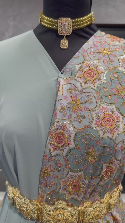 Luxe zeegroene sari stof met glinsterende gouden steentjes, perfect voor Marokkaanse takshitas of caftan.