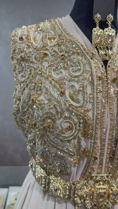 Beige crêpe caftan stof met gouden borduursel.