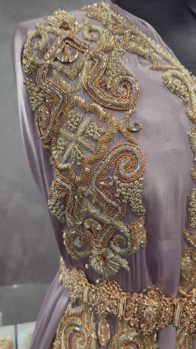 Video van soepelvallende warm taupe organza takshita stof met gouden bewerking in beweging.