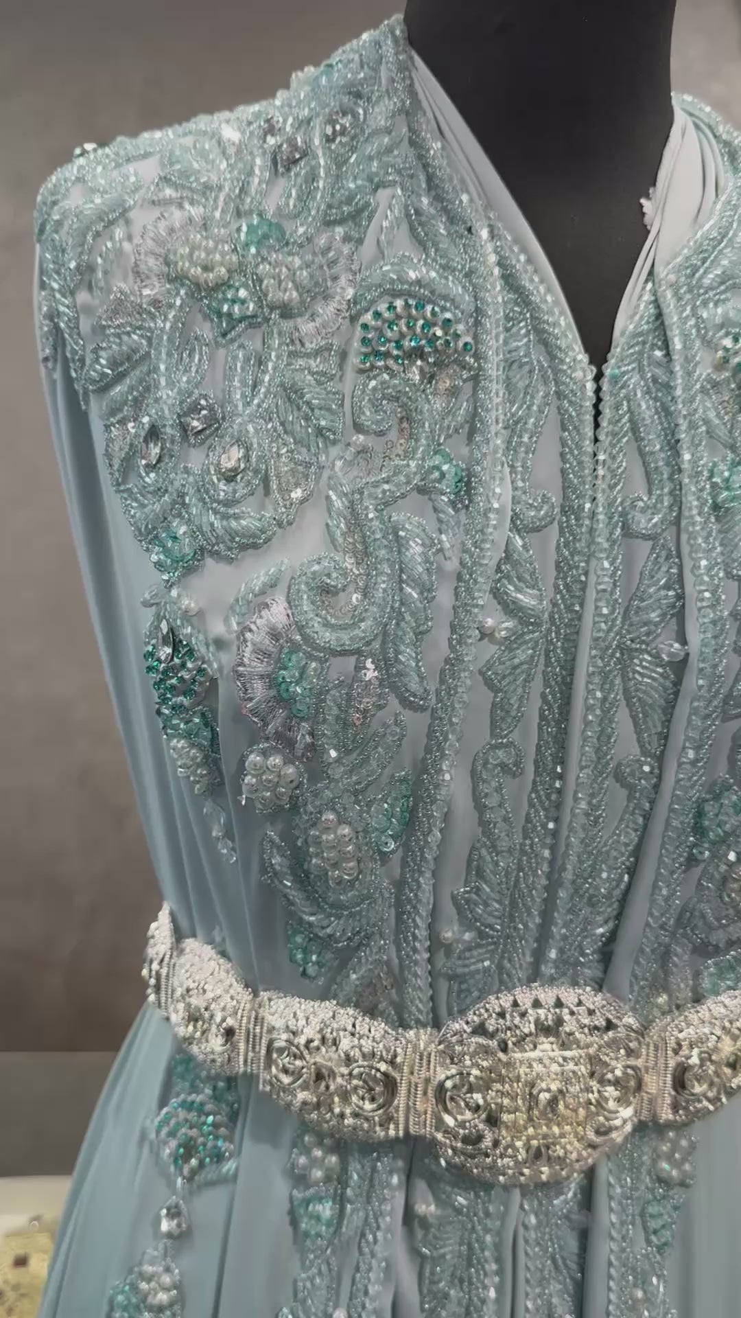 Luxe mistblauwe caftan stof met kralenborduursel en zilveren accenten