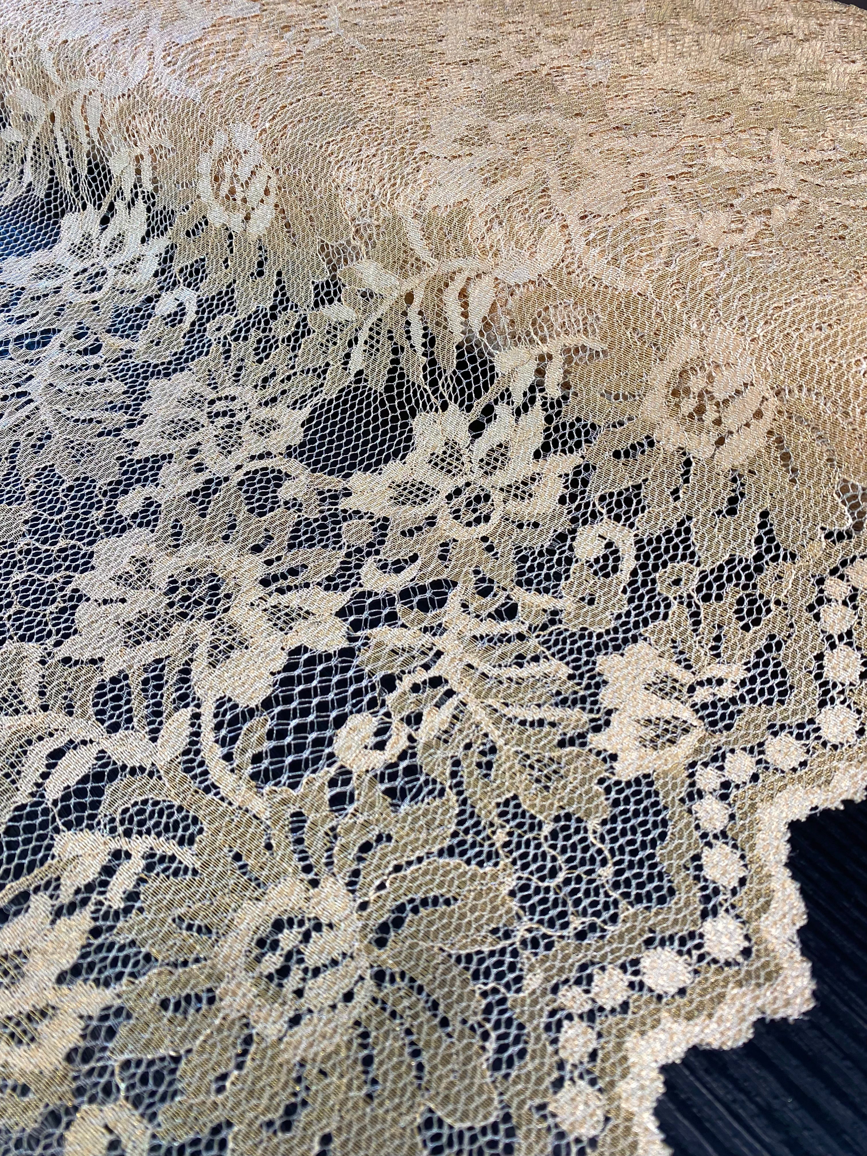 Gouden sluierkant stof met fijne kantstructuur, geschikt voor sluiers, jurken en decoratieve afwerkingen.